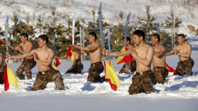 chińska armia trenuje na śniegu